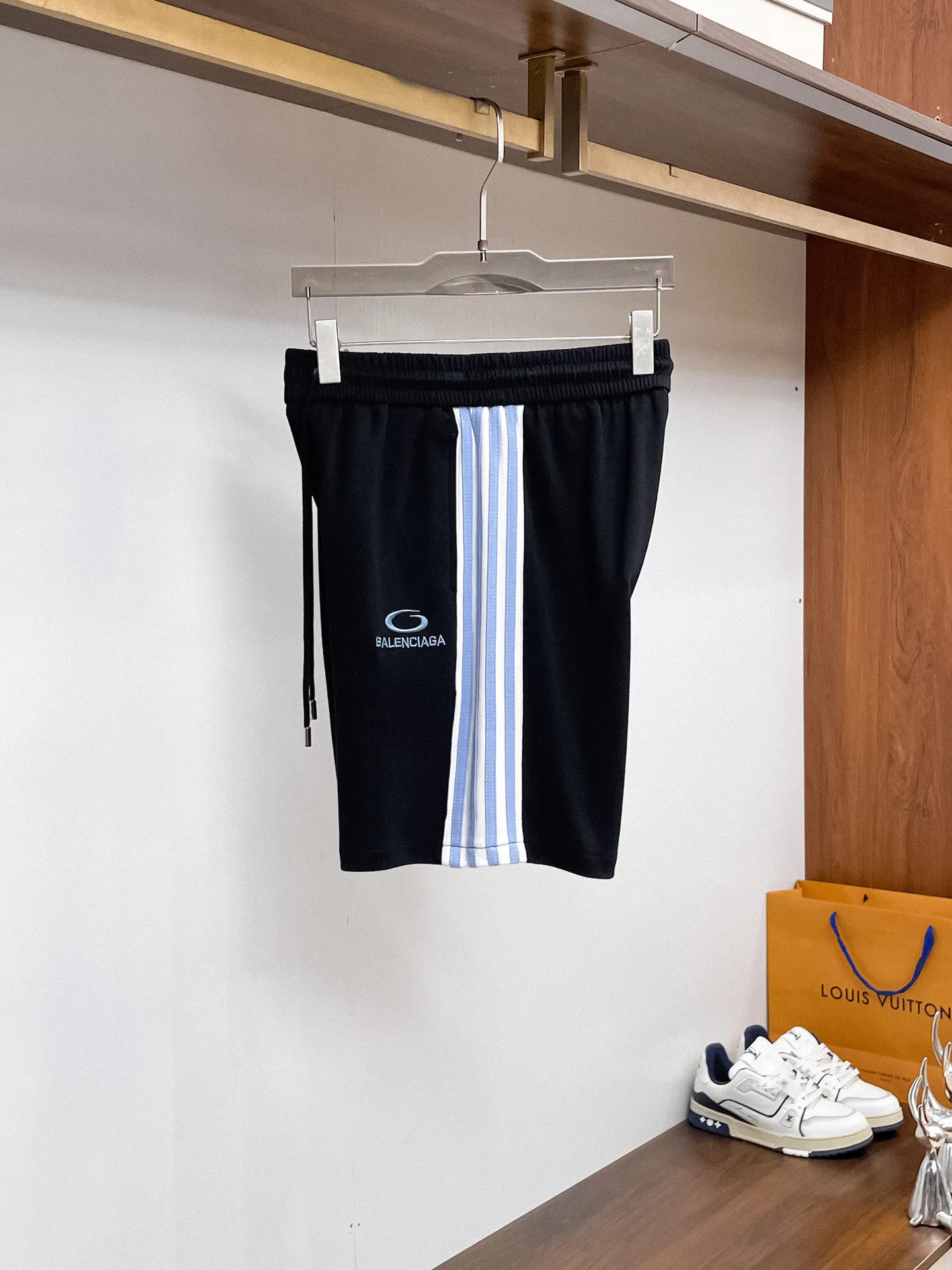 Balenciaga's three-standard complete 2026 summer New Arrival men's casual shorts, advanced custom-made Breathable fabric, Breathable fabric, extremely stretchy and comfortable, impeccable details, top-grade accessories, original logo design concept, delicate and soft feel! The upper body fit is awesome! Size: M-XXXL Please state your height and weight when ordering